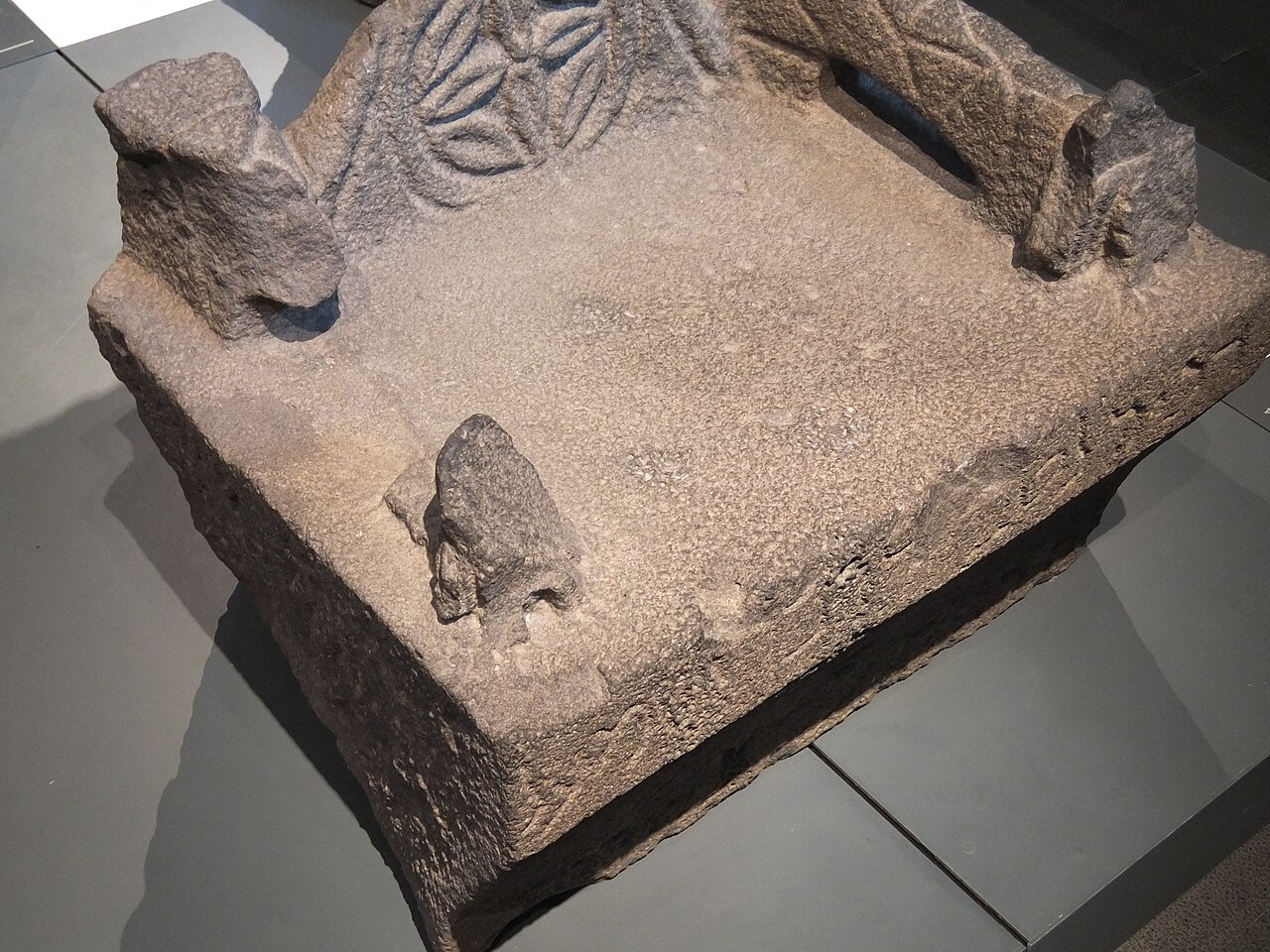 « Siège de Moïse » en basalte de la synagogue de Chorazin (Galilée, IIIᵉ-IVᵉ siècle)