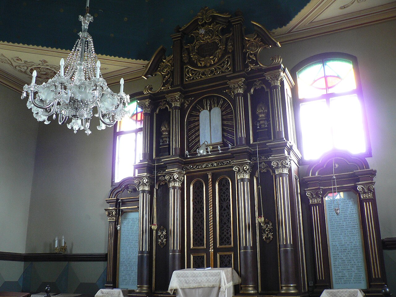 Kenessa (synagogue karaïte) de Trakai, Lituanie — au centre, les Tables de la Loi. Photo Wojsyl, CC BY-SA 3.0